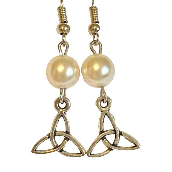 Celtic Knot Earrings Silver Plated Irish St Patricks Day White Glass Pearl - Picture 1 of 8